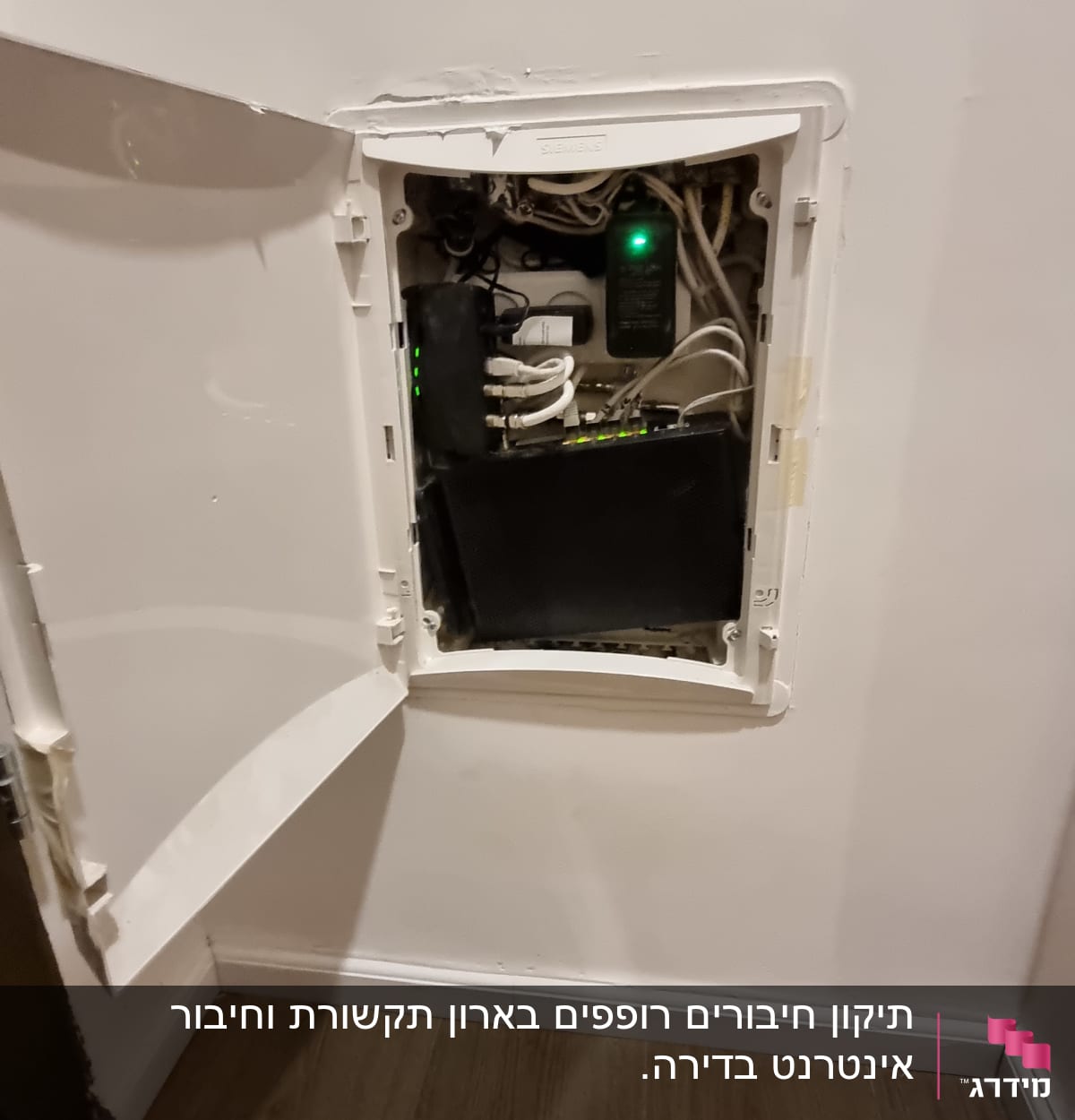 ארון תקשורת פתוח עם כבלים ומכשירים אלקטרוניים